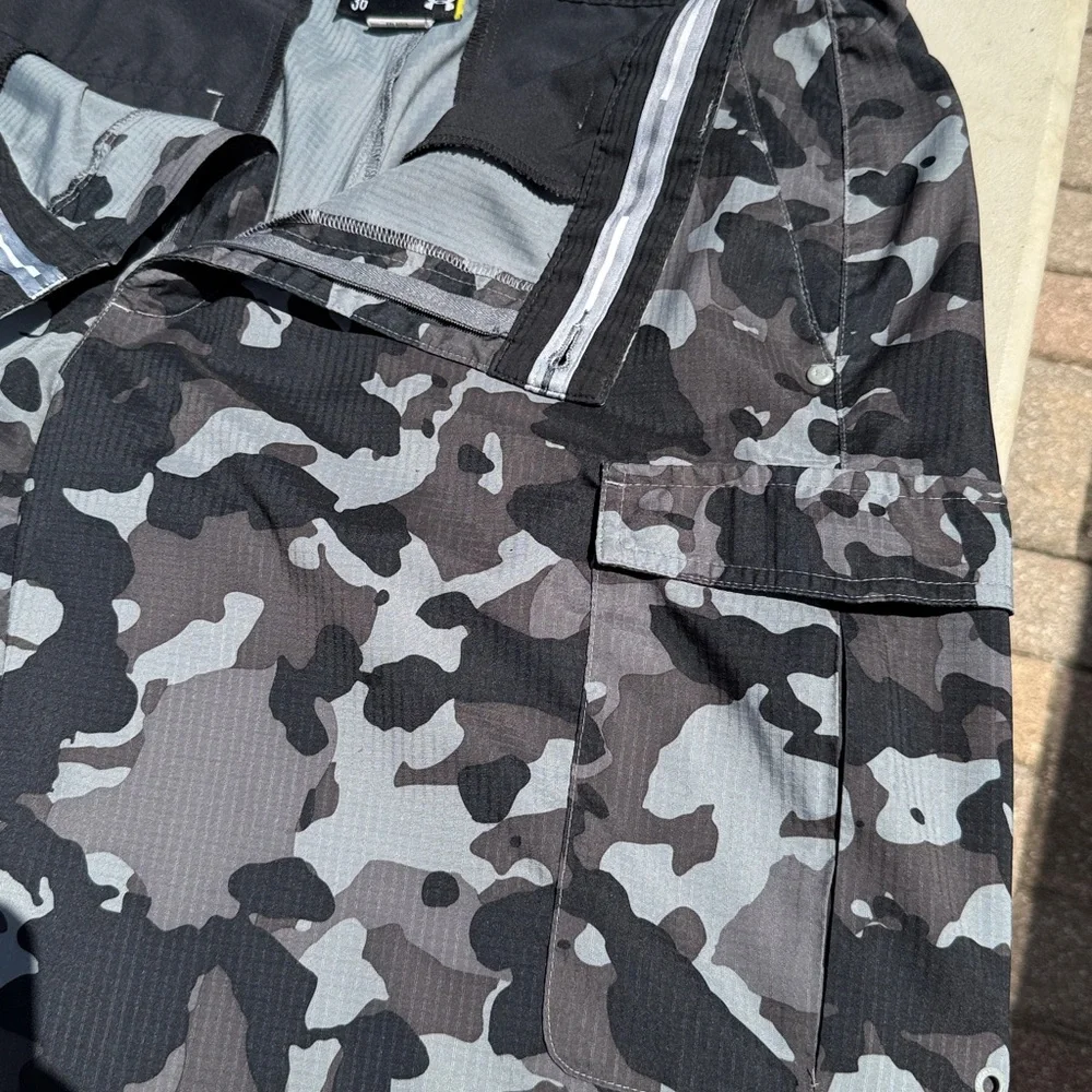 Under Armour Men's Black & Gray Camouflage Cargo Shorts size 36 - Picture 3 of 6
